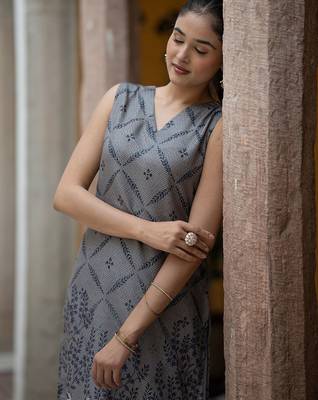 Floral Printed V-Neck Sleeveless Straight Kurta 7