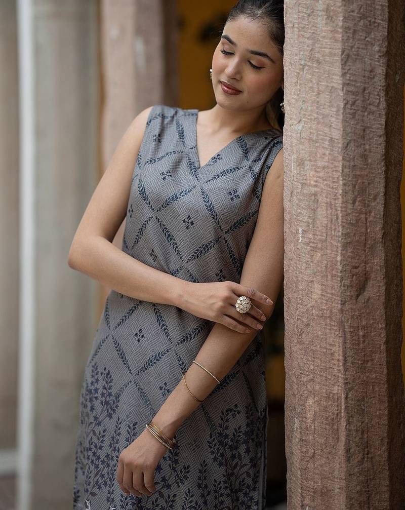 Floral Printed V-Neck Sleeveless Straight Kurta