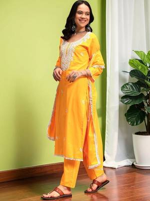 Women Ethnic Motifs Thread Work Pure Cotton Kurta with Trousers & Dupatta 2