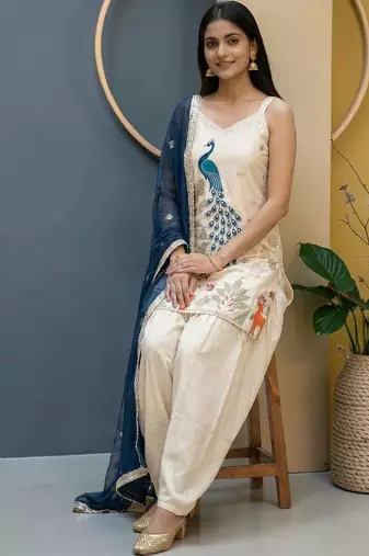 Women Ethnic Motifs Embroidered Regular Kurta with Patiala & With Dupatta