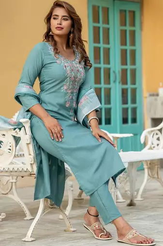 Women Floral Embroidered Regular Thread Work Kurta with Trousers & With Dupatta