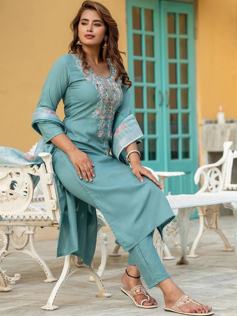 Women Floral Embroidered Regular Thread Work Kurta with Trousers & With Dupatta