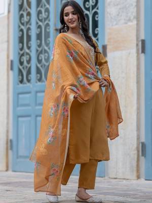 Women Floral Embroidered Regular Thread Work Kurta with Trousers & With Dupatta 1