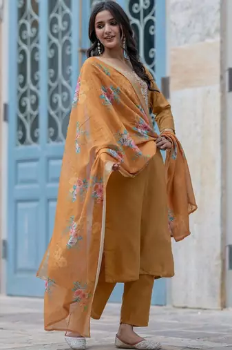 Women Floral Embroidered Regular Thread Work Kurta with Trousers & With Dupatta