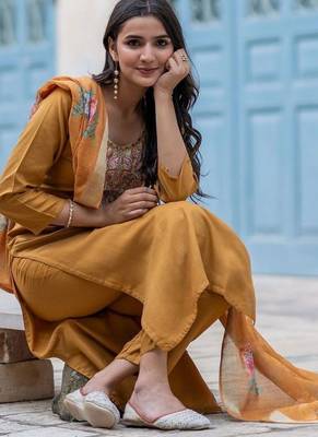 Women Floral Embroidered Regular Thread Work Kurta with Trousers & With Dupatta 2