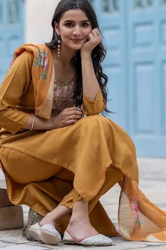 Women Floral Embroidered Regular Thread Work Kurta with Trousers & With Dupatta