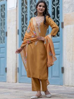 Women Floral Embroidered Regular Thread Work Kurta with Trousers & With Dupatta 3