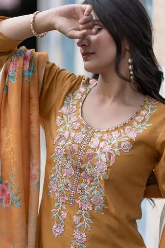 Women Floral Embroidered Regular Thread Work Kurta with Trousers & With Dupatta