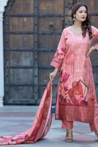 Women Floral Printed Regular Beads and Stones Chanderi Silk Kurta with Trousers & With Dupatta
