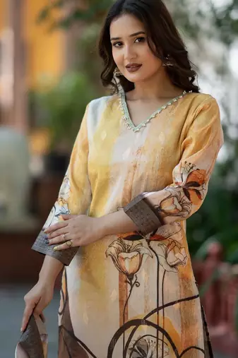 Women Floral Printed Regular Chanderi Silk Kurta with Trousers & With Dupatta