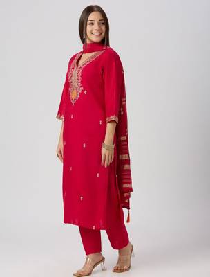 Red silk blend embroidered kurta set 2
