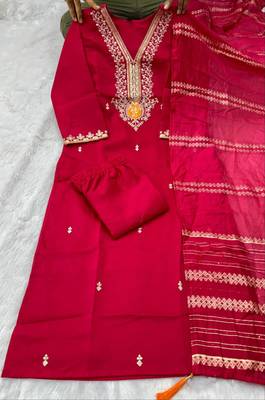 Red silk blend embroidered kurta set 4