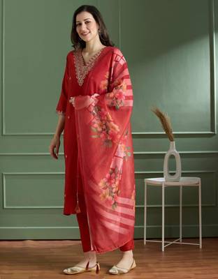 Red rayon embroidered kurta set 4