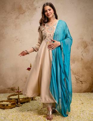 Beige chanderi embroidered kurta set 4