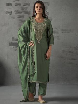 Green silk blend embroidered kurta set 1