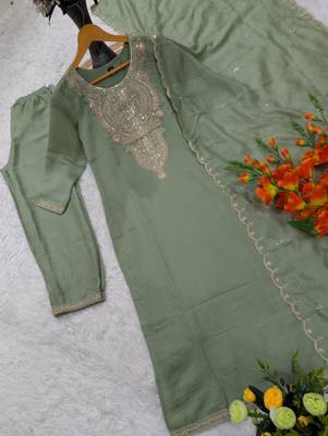 Green silk blend embroidered kurta set 2