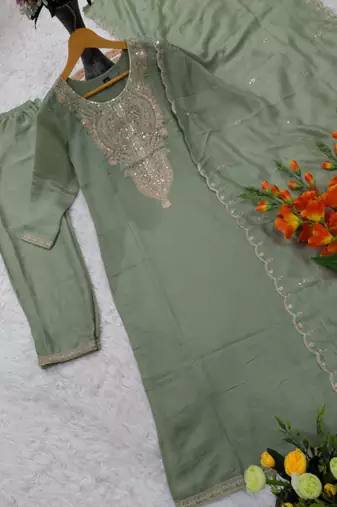 Green silk blend embroidered kurta set