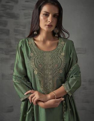 Green silk blend embroidered kurta set 3