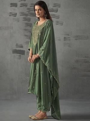 Green silk blend embroidered kurta set 4