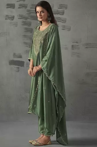 Green silk blend embroidered kurta set