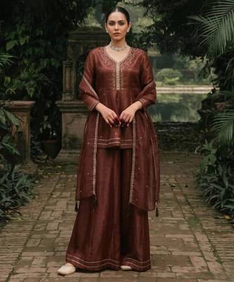 Brown silk blend embroidered kurta set 4