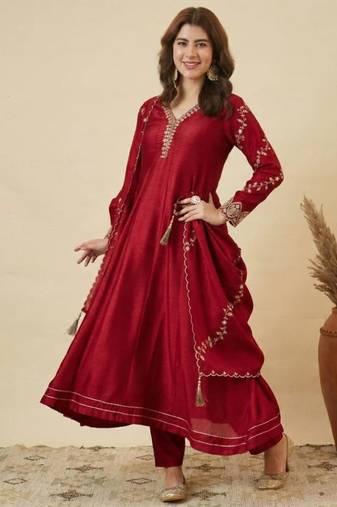 Red silk blend embroidered kurta set