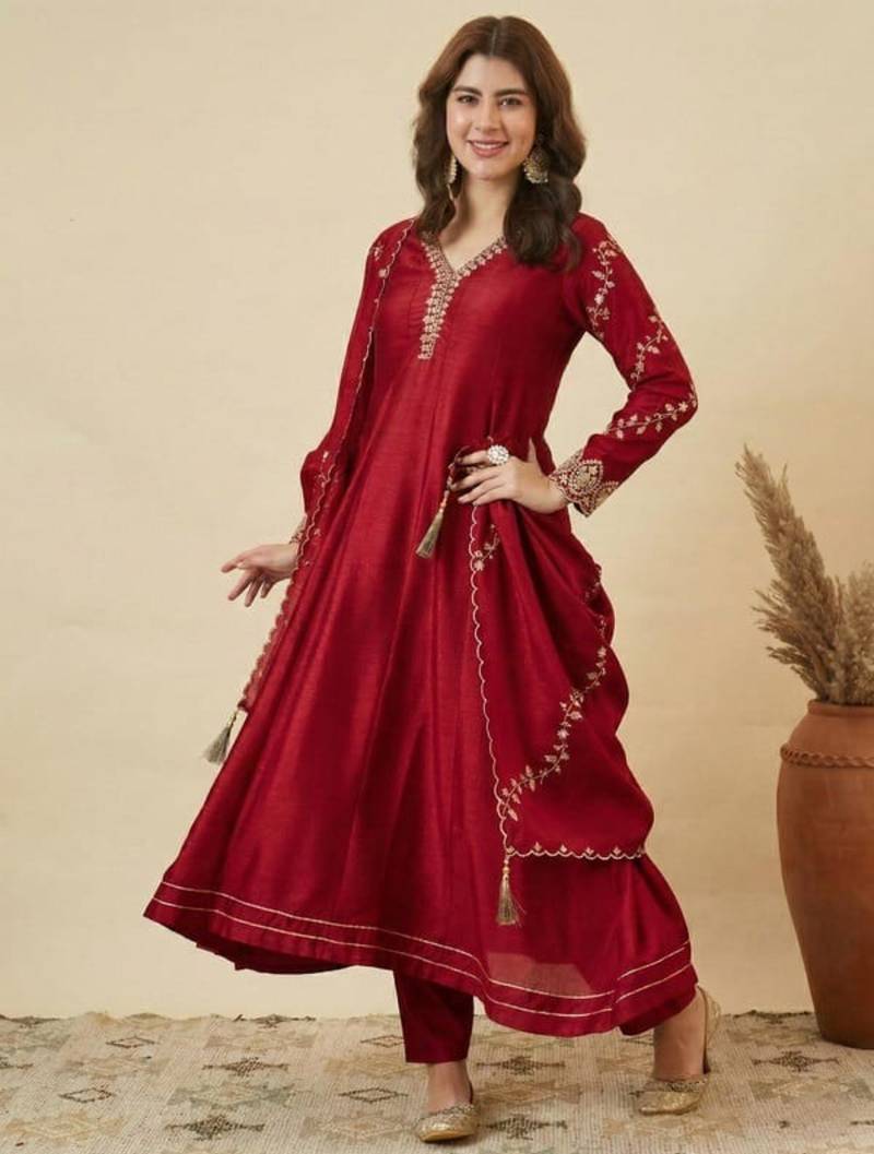Red silk blend embroidered kurta set