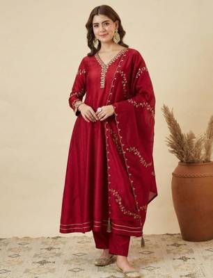 Red silk blend embroidered kurta set 2