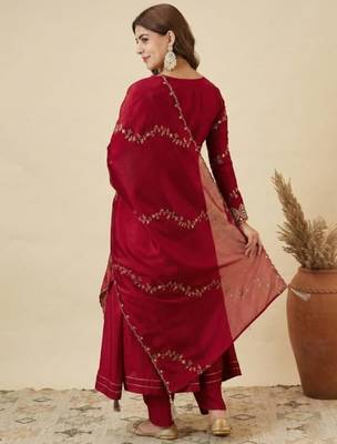 Red silk blend embroidered kurta set 3