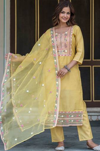 Women Floral Embroidered Regular Thread Work Chanderi Silk Kurta with Trousers & With Dupatta