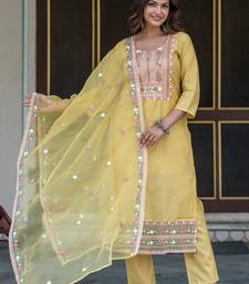 Women Floral Embroidered Regular Thread Work Chanderi Silk Kurta with Trousers & With Dupatta