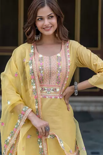 Women Floral Embroidered Regular Thread Work Chanderi Silk Kurta with Trousers & With Dupatta