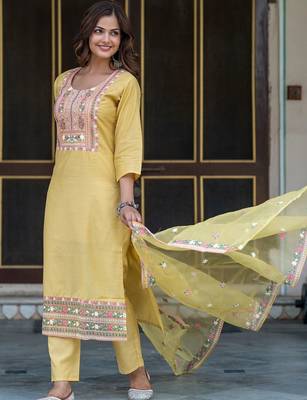 Women Floral Embroidered Regular Thread Work Chanderi Silk Kurta with Trousers & With Dupatta 3