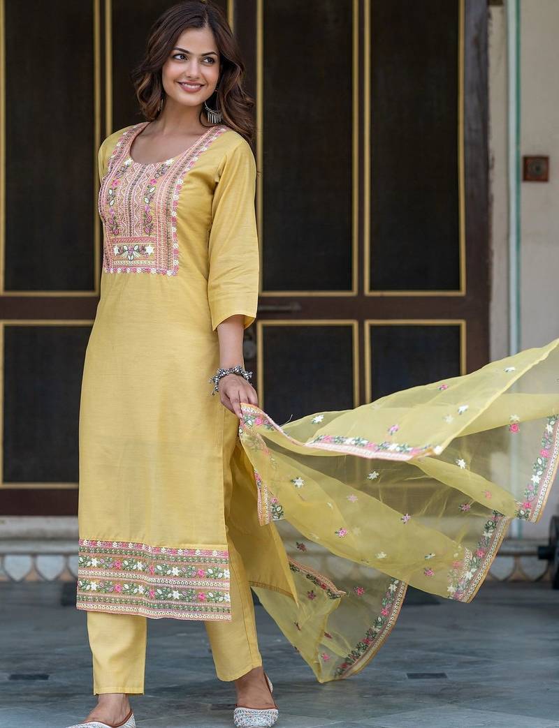 Women Floral Embroidered Regular Thread Work Chanderi Silk Kurta with Trousers & With Dupatta