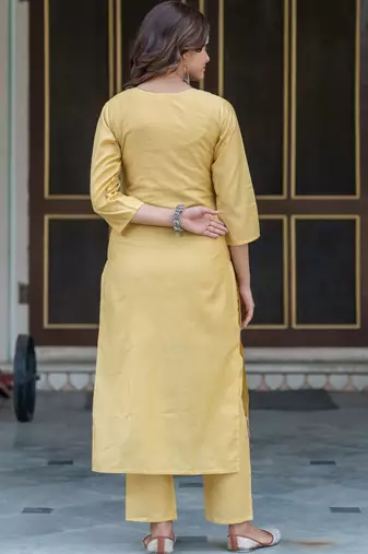 Women Floral Embroidered Regular Thread Work Chanderi Silk Kurta with Trousers & With Dupatta