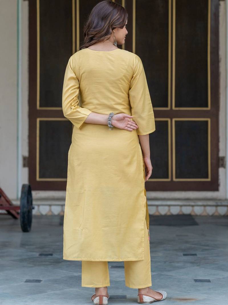 Women Floral Embroidered Regular Thread Work Chanderi Silk Kurta with Trousers & With Dupatta