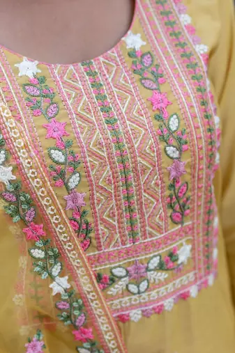Women Floral Embroidered Regular Thread Work Chanderi Silk Kurta with Trousers & With Dupatta