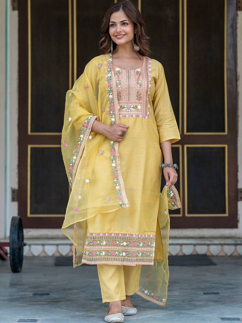 Women Floral Embroidered Regular Thread Work Chanderi Silk Kurta with Trousers & With Dupatta