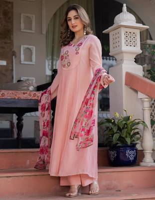 Pink silk blend embroidered kurta set 3