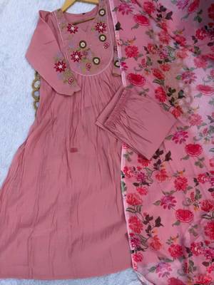Pink silk blend embroidered kurta set 4