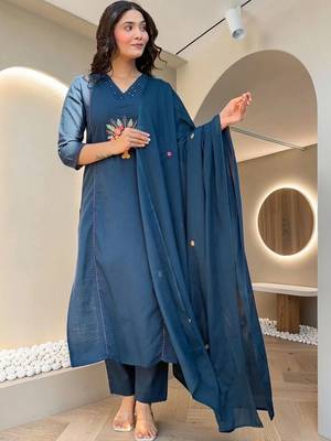 Women Ethnic Motifs Embroidered Regular Thread Work Kurta with Trousers & With Dupatta 3