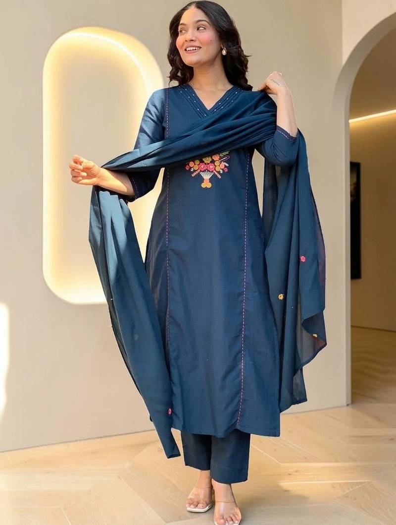 Women Ethnic Motifs Embroidered Regular Thread Work Kurta with Trousers & With Dupatta