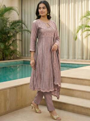 Lavender silk blend embroidered kurta set 3