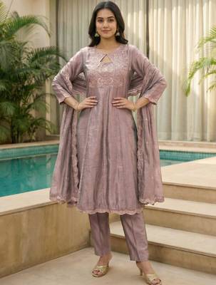 Lavender silk blend embroidered kurta set 4