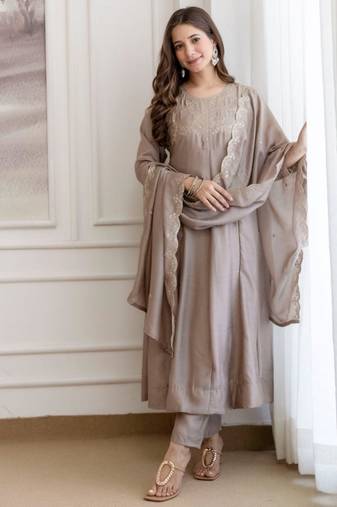 Grey silk blend embroidered kurta set