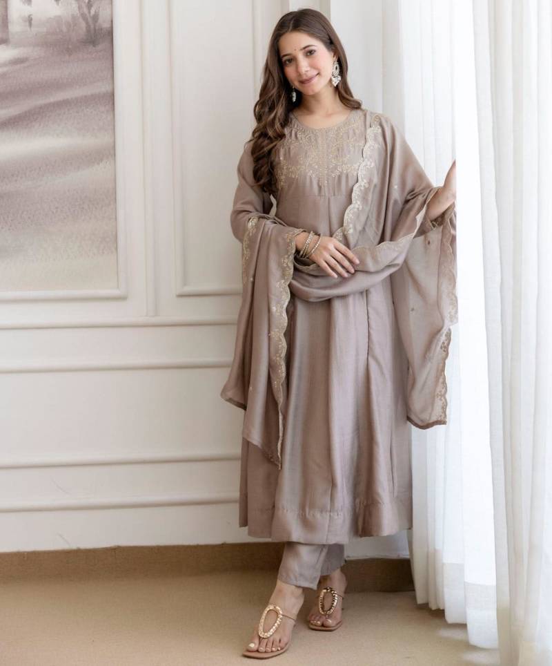 Grey silk blend embroidered kurta set