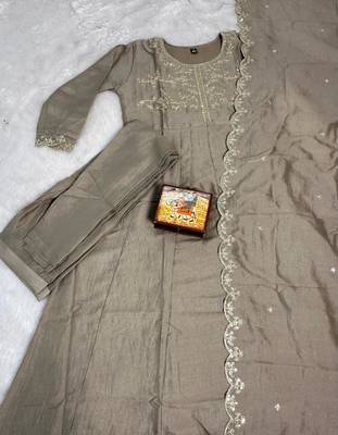 Grey silk blend embroidered kurta set 4