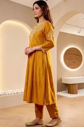 Women Ethnic Motifs Embroidered Regular Thread Work Kurta with Trousers & With Dupatta