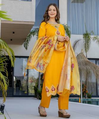 Yellow chanderi embroidered kurta set 3