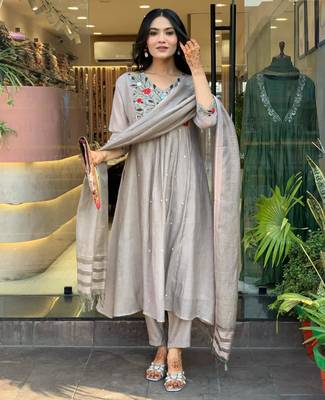 Grey viscose embroidered kurta set 1